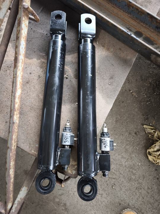 Doručené hydraulické válce — foto 1