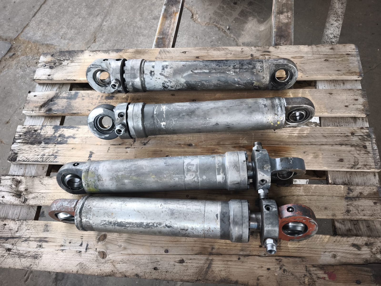 Hydraulické válce přivezené k opravě